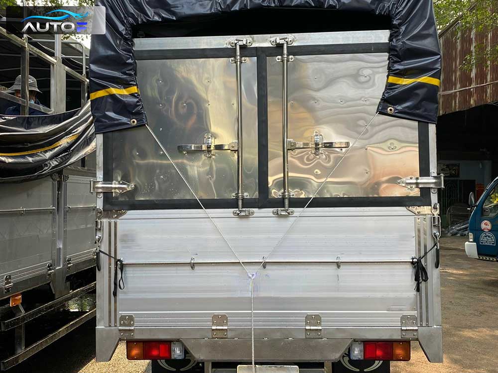 Xe tải Hino XZU650L (1.9t - 4.5m) thùng mui bạt bửng nhôm
